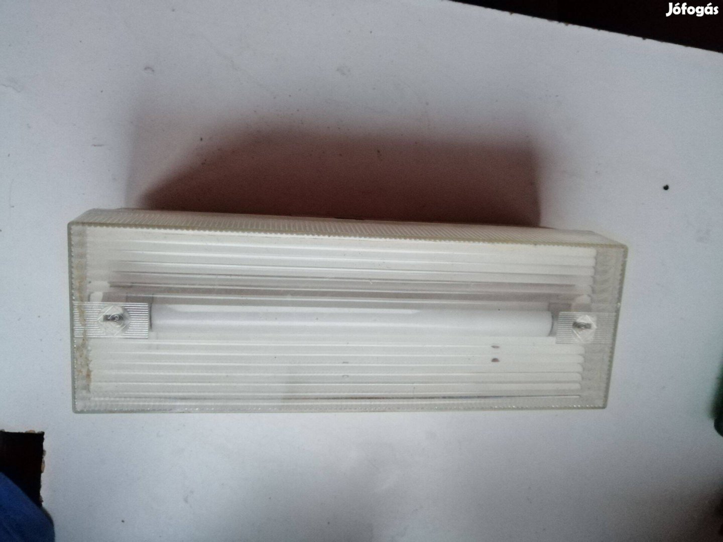 Fénycsöves Vészvilágító lámpatest gyenge akkuval