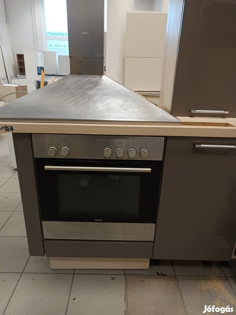 Fényes antracit konyhabútor minden géppel