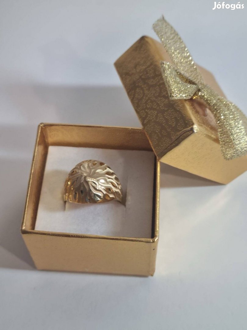 Fényes arany gyűrű