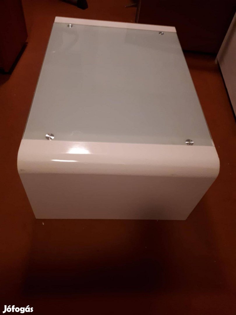 Fényes fehér dohányzóasztal üveges