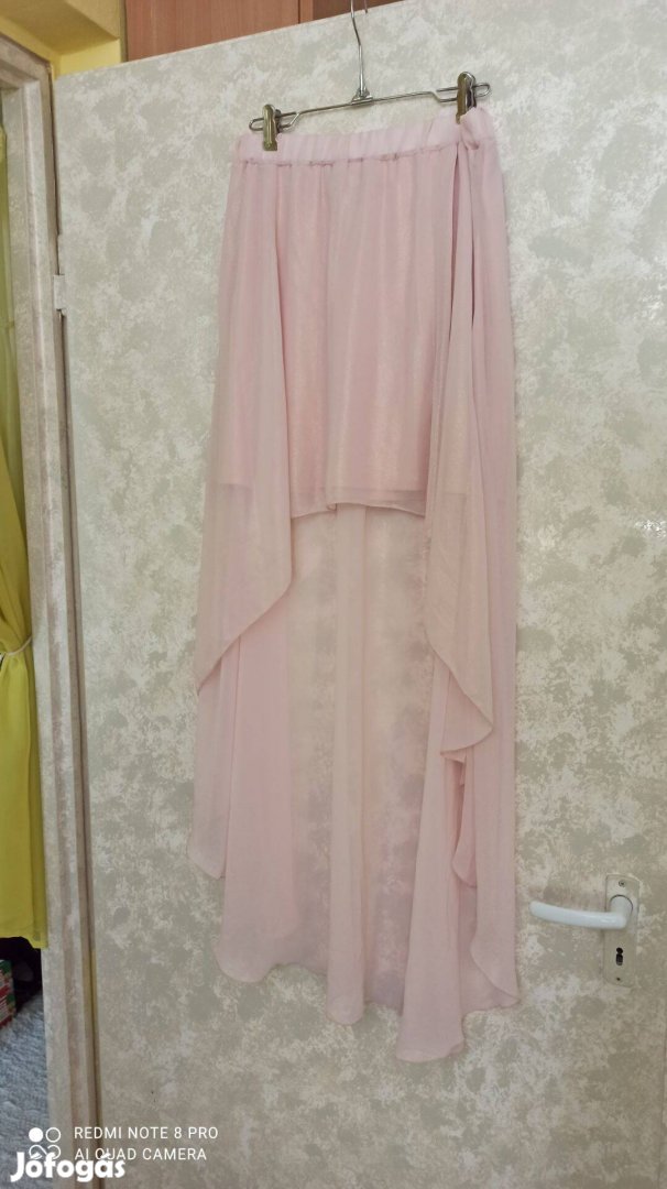 Fényes hatású világos rózsaszín aszimmetrikus muszlin