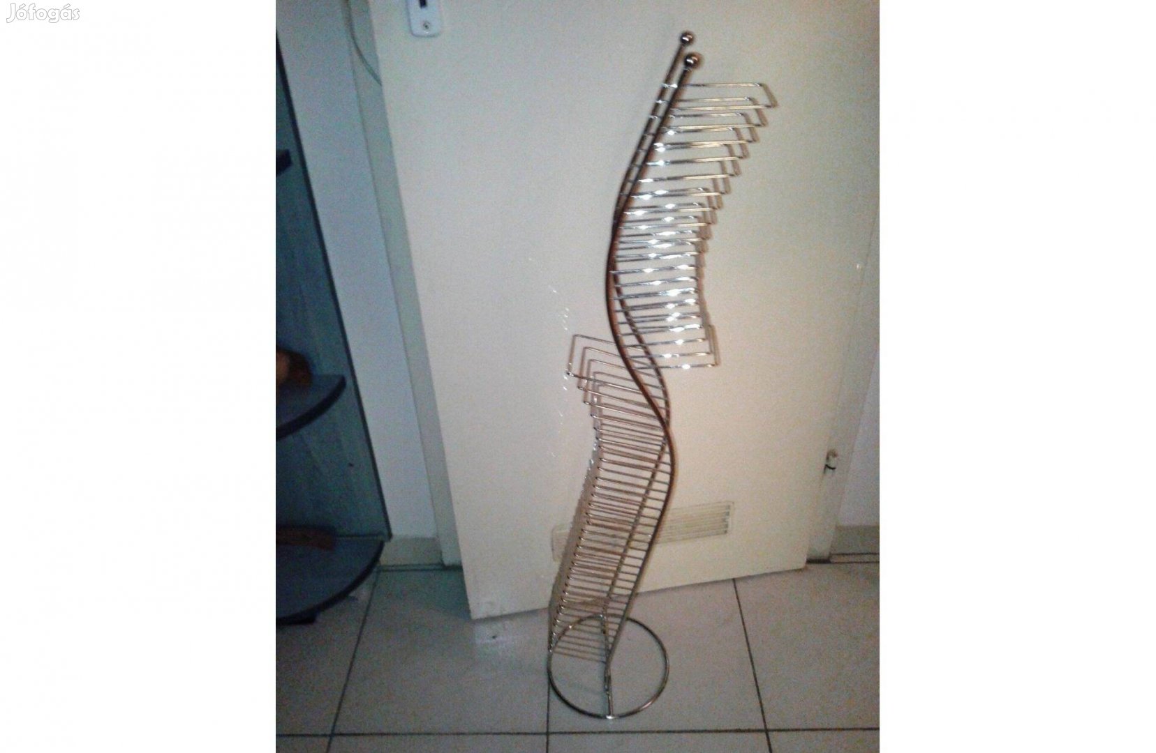 Fényes króm színű hullám vonalú CD tartó 1 499 Ft