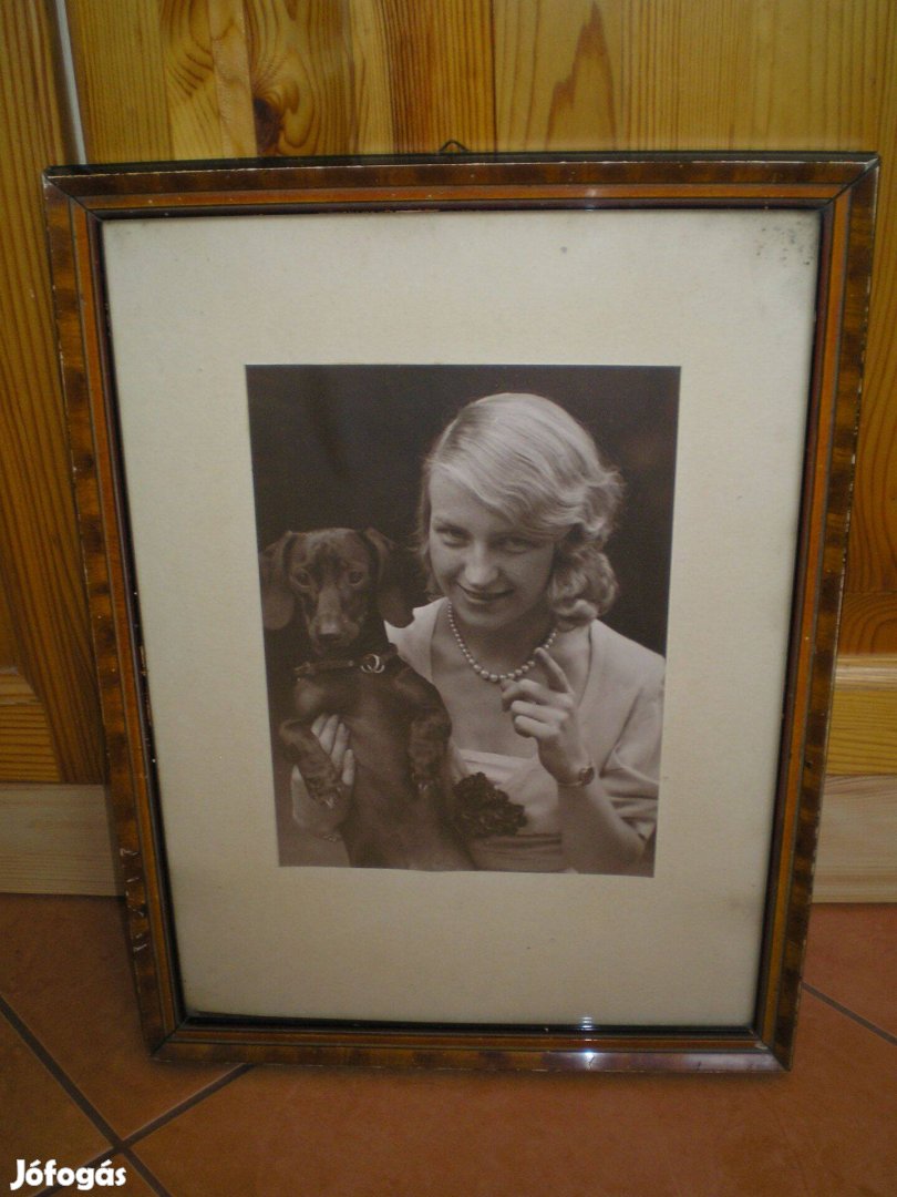 Fénykép 1933-ból egy helyes hölgy aranyos tacskójával keretezett fotó
