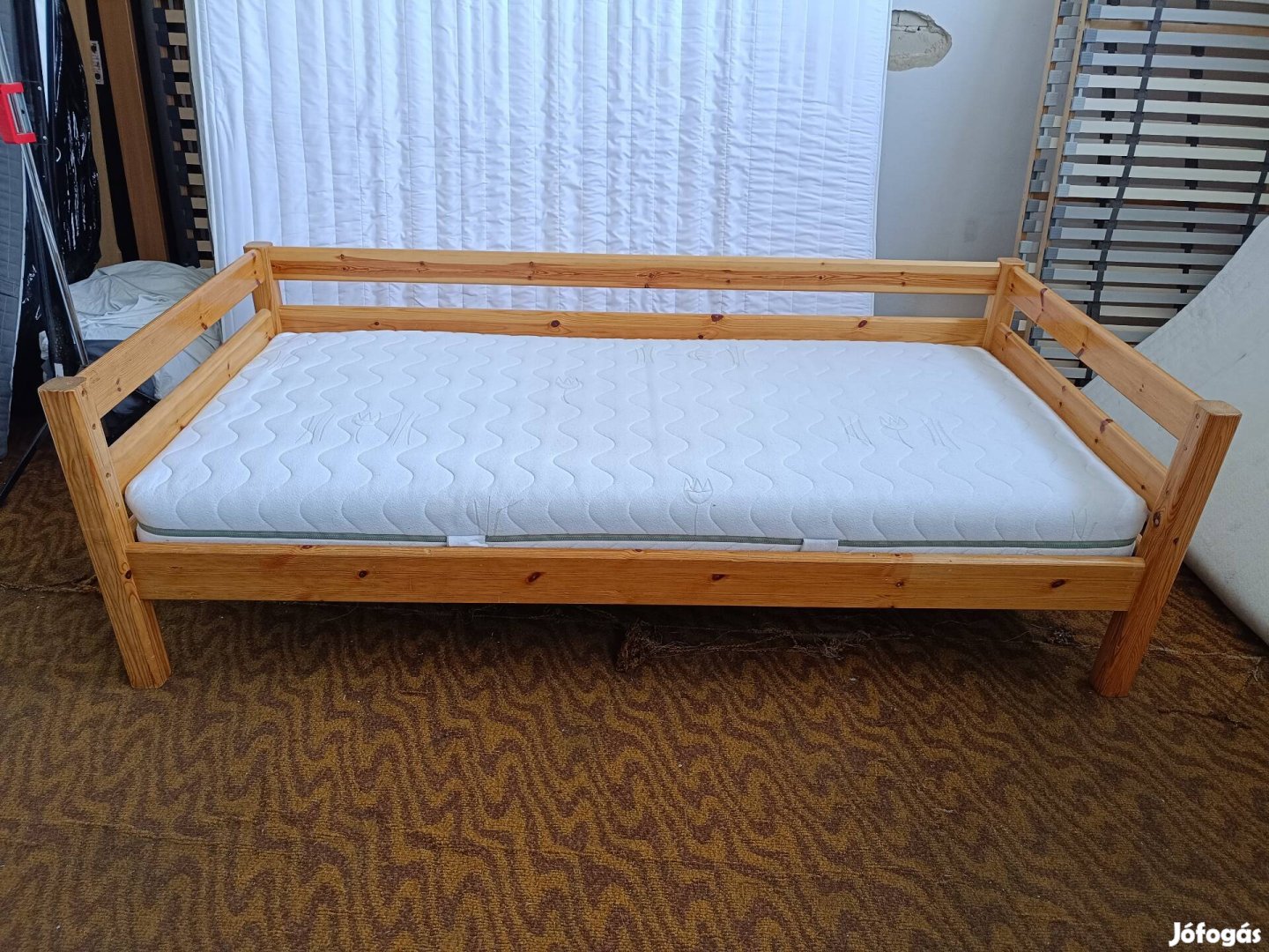 Fenyő 90*200-as ágy, matraccal együtt 