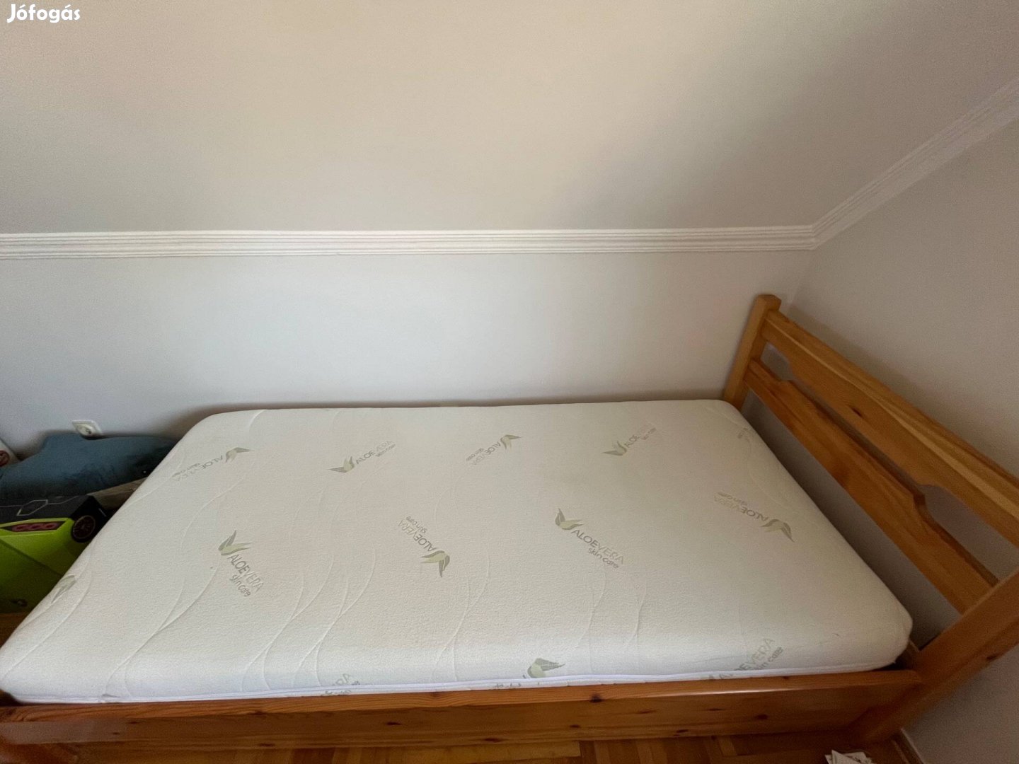 Fenyő ágy, ágyneműtartó és memóriajabos matrac