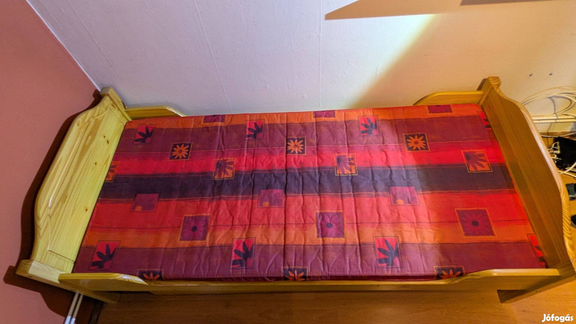 Fenyő ágy ágyneműtartóval