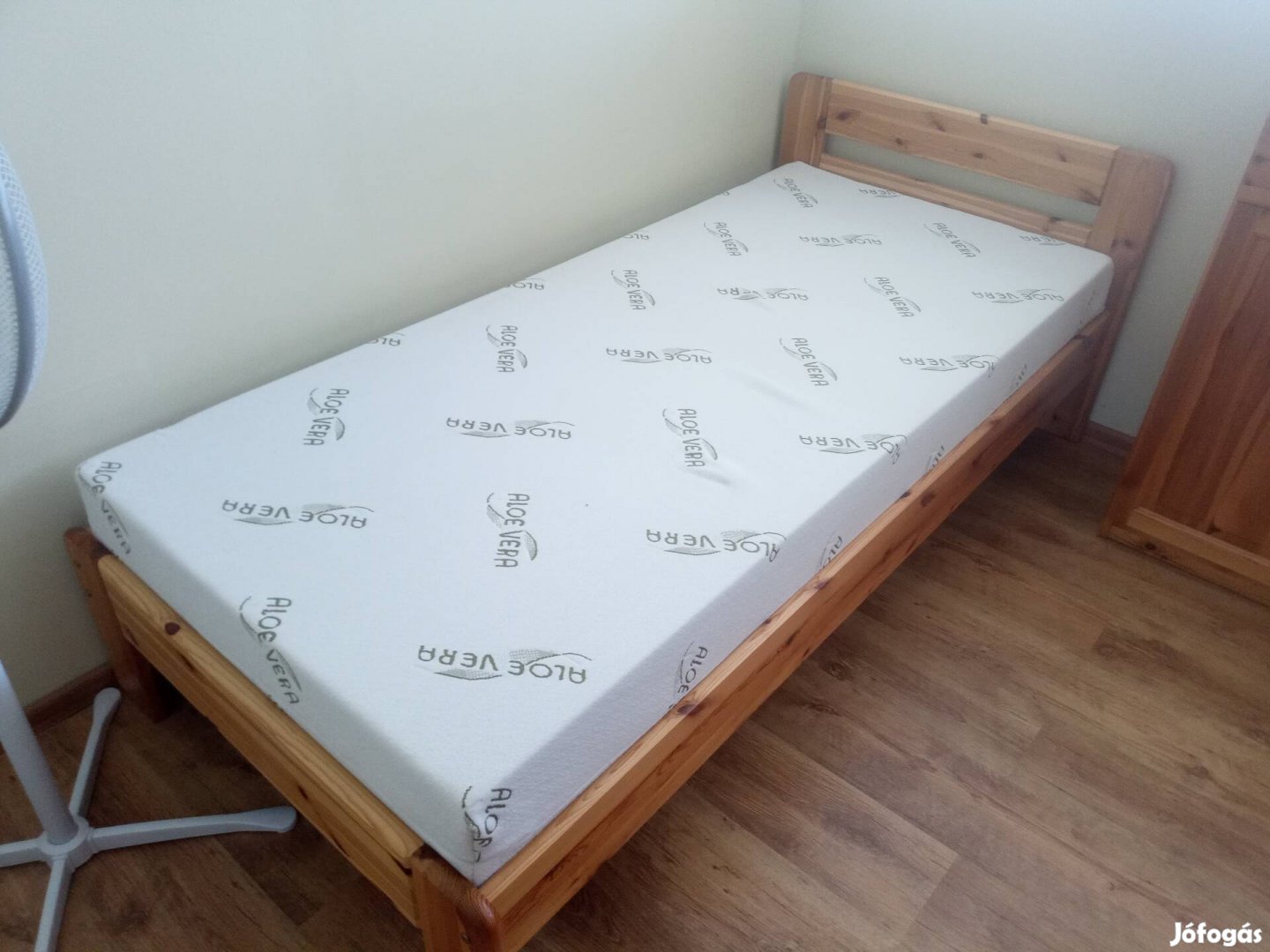 Fenyő ágy+ágyrács+ szivacs matrac huzattal+huzatvédő