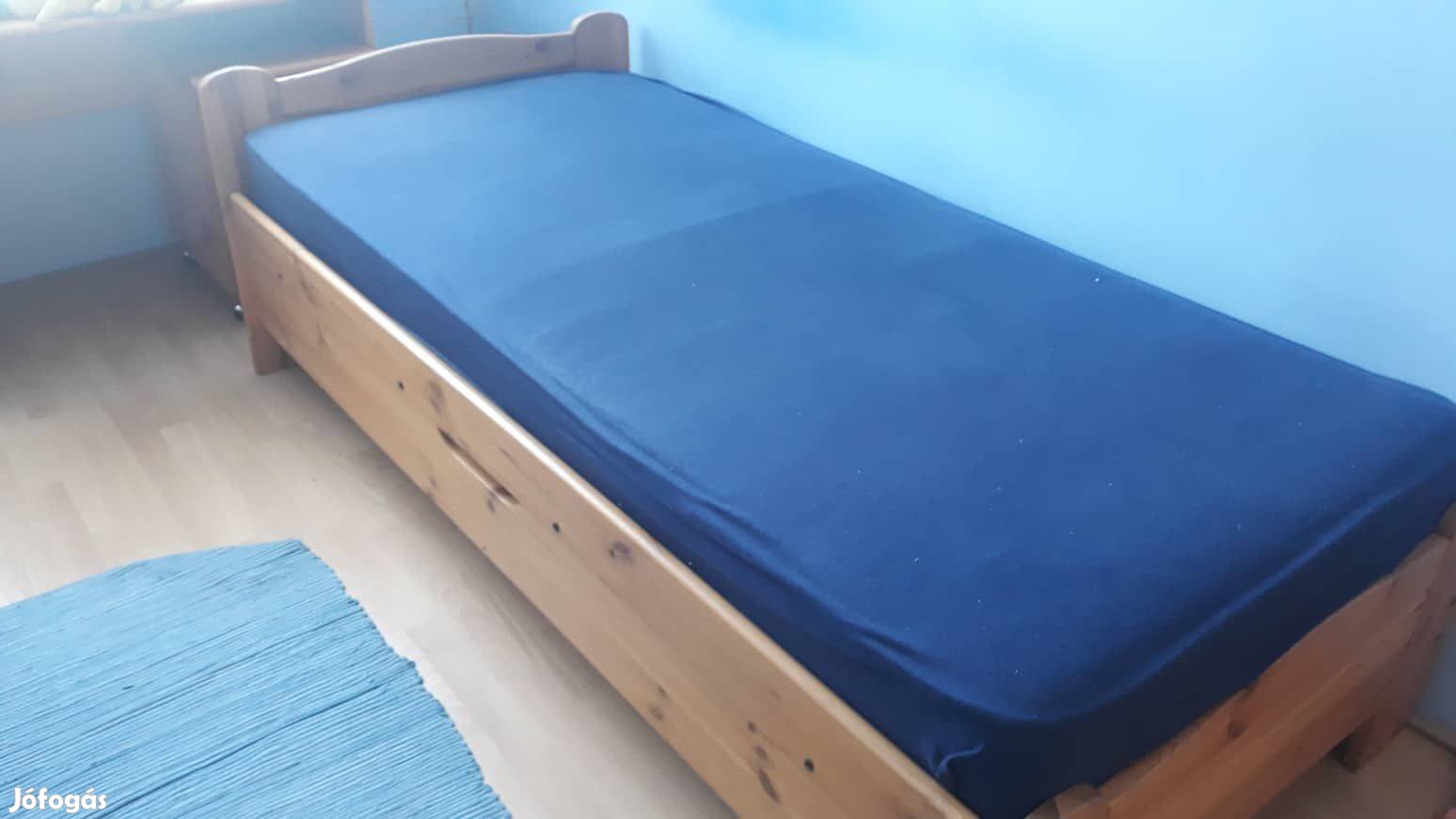 Fenyő ágy tömör fenyőből