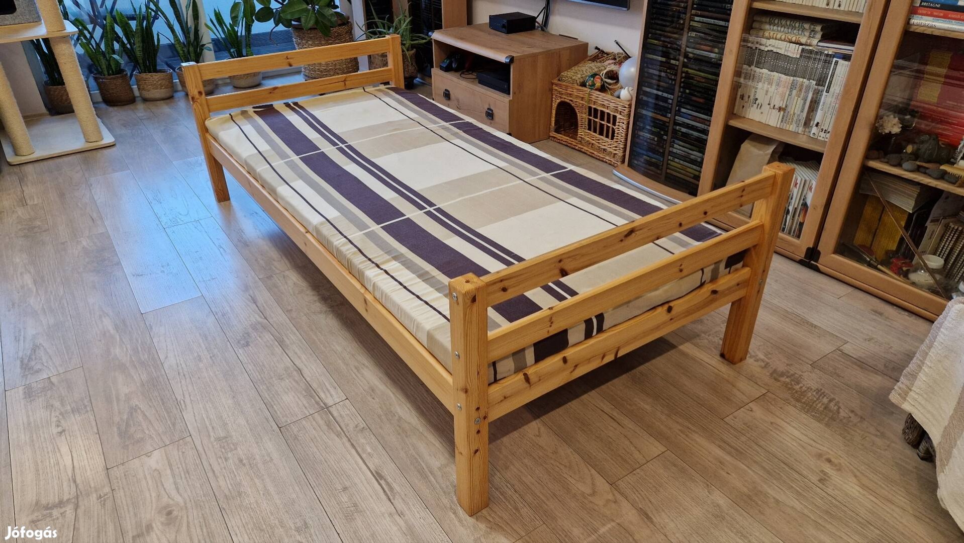 Fenyő ágykeret ágyráccsal, matraccal, legurulásgátlóval