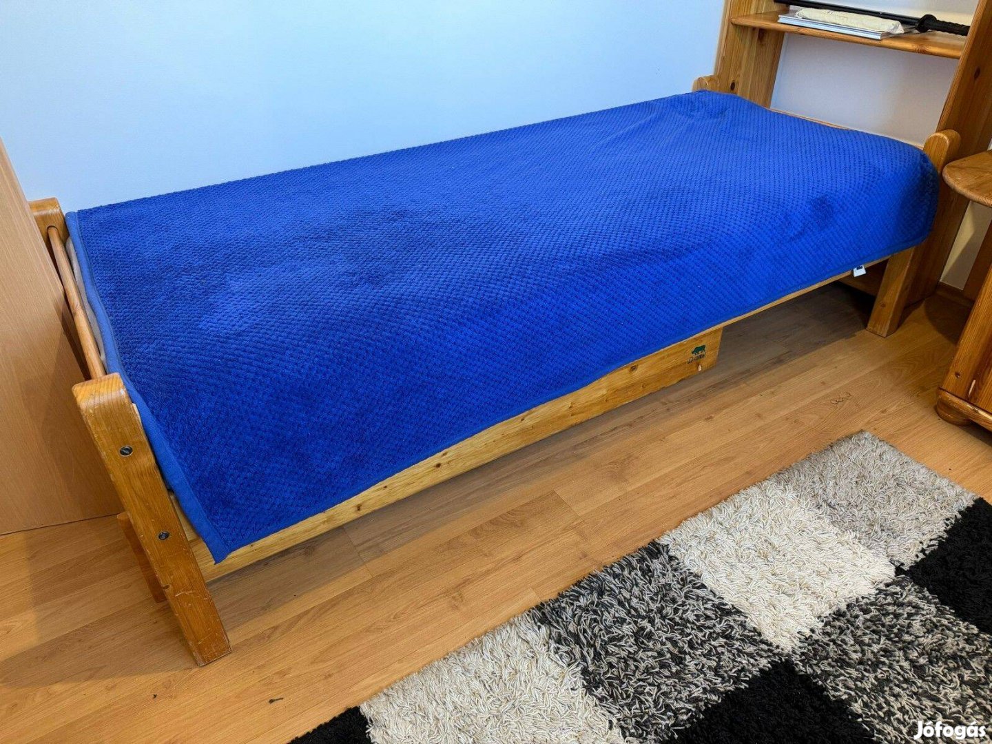 Fenyő ágykeret matraccal és tárolóval