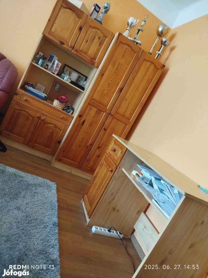 Fenyő bútor olcsón eladó!