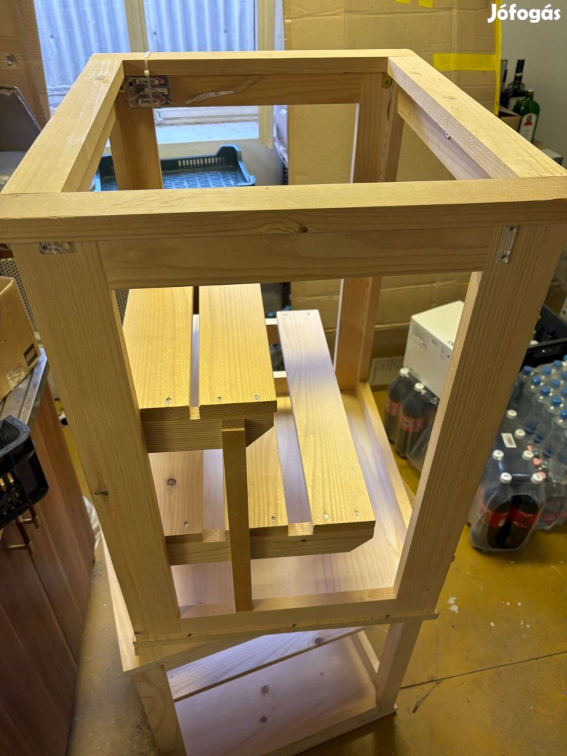 Fenyő display vitrin árusító pavilon árubemutató kocka pult