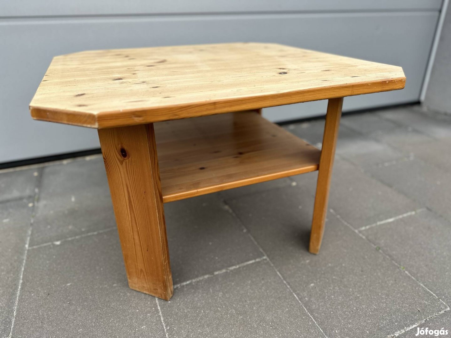 Fenyő dohányzóasztal / asztal (73x73x48 cm) eladó
