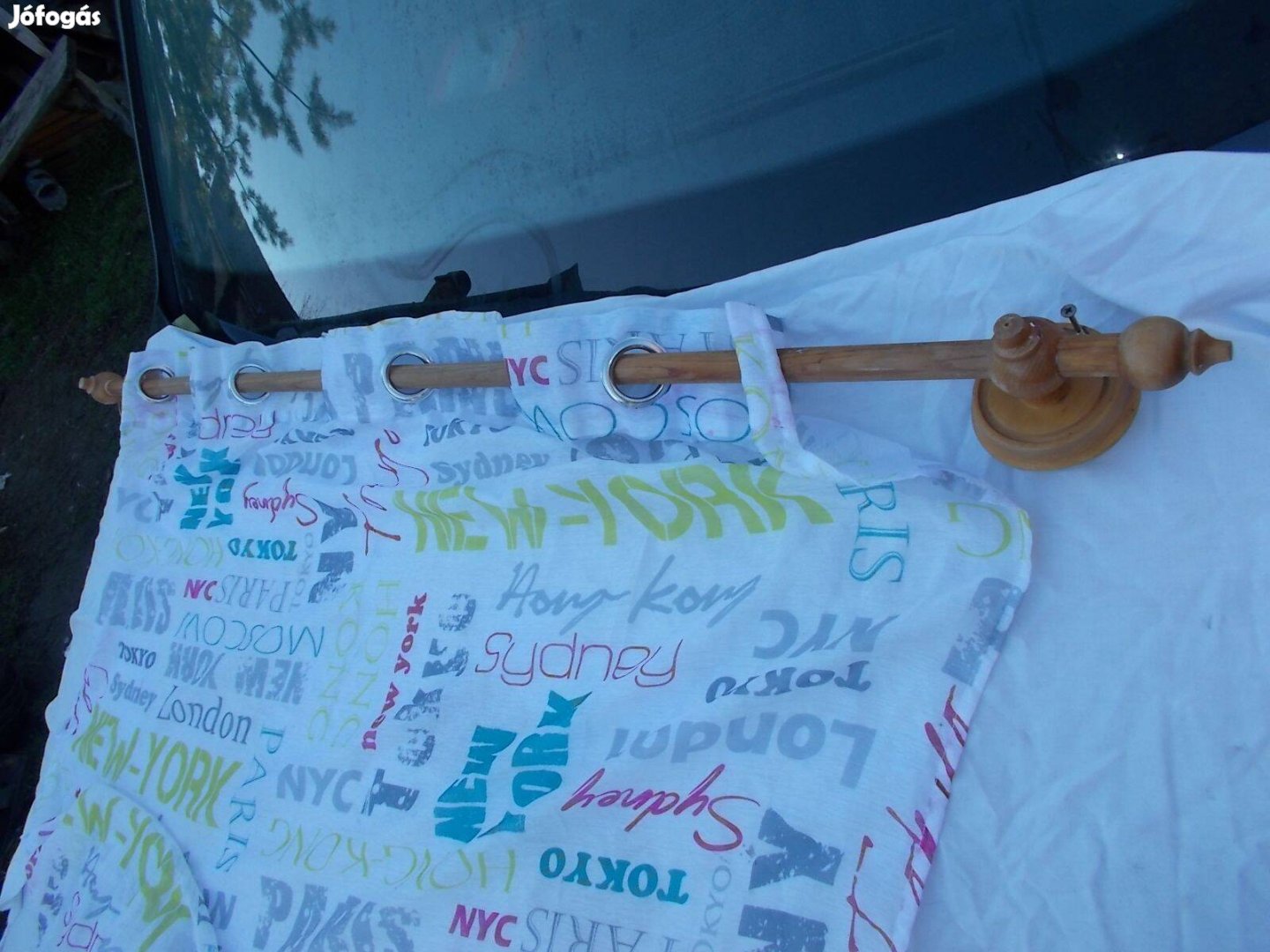 Fenyő fa karnis kb 120 cm hosszú, színes függönnyel