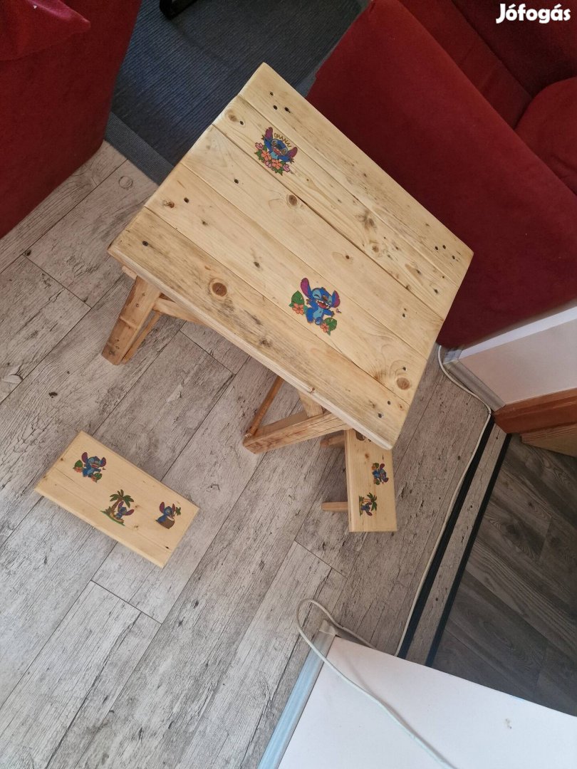 Fenyő gyermek asztal stitch mintával , sámlik