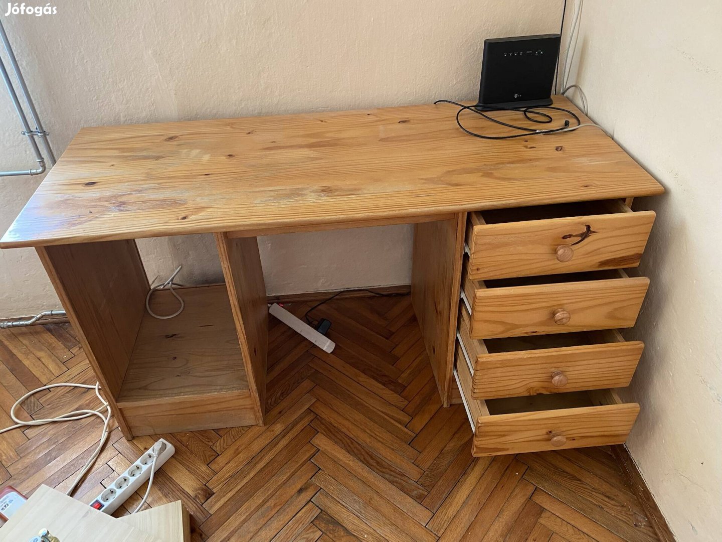 Fenyő íróasztal