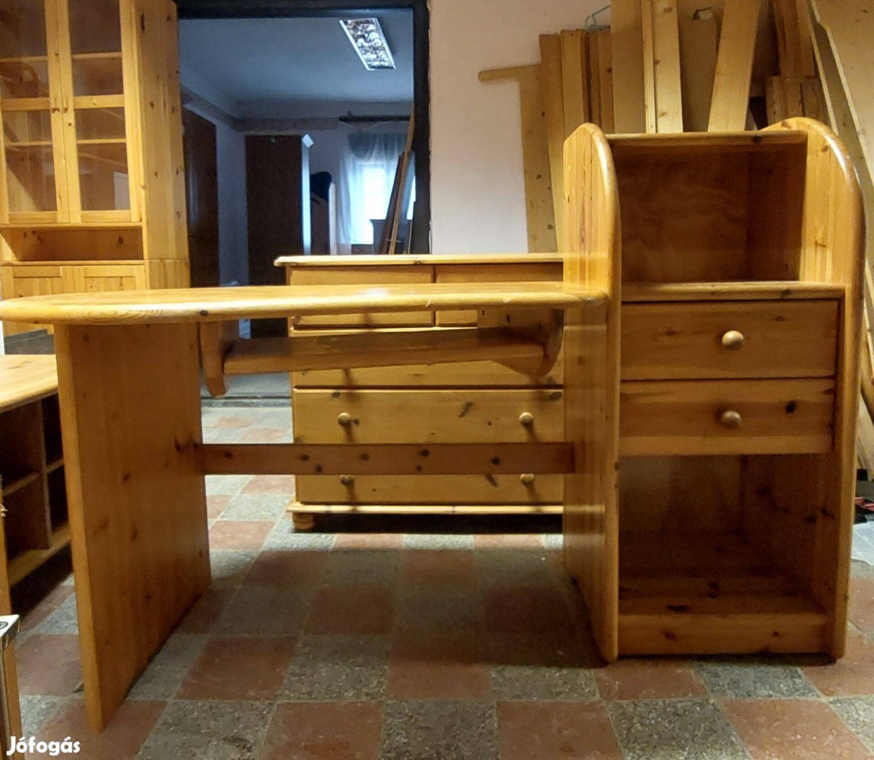 Fenyő íróasztal 270