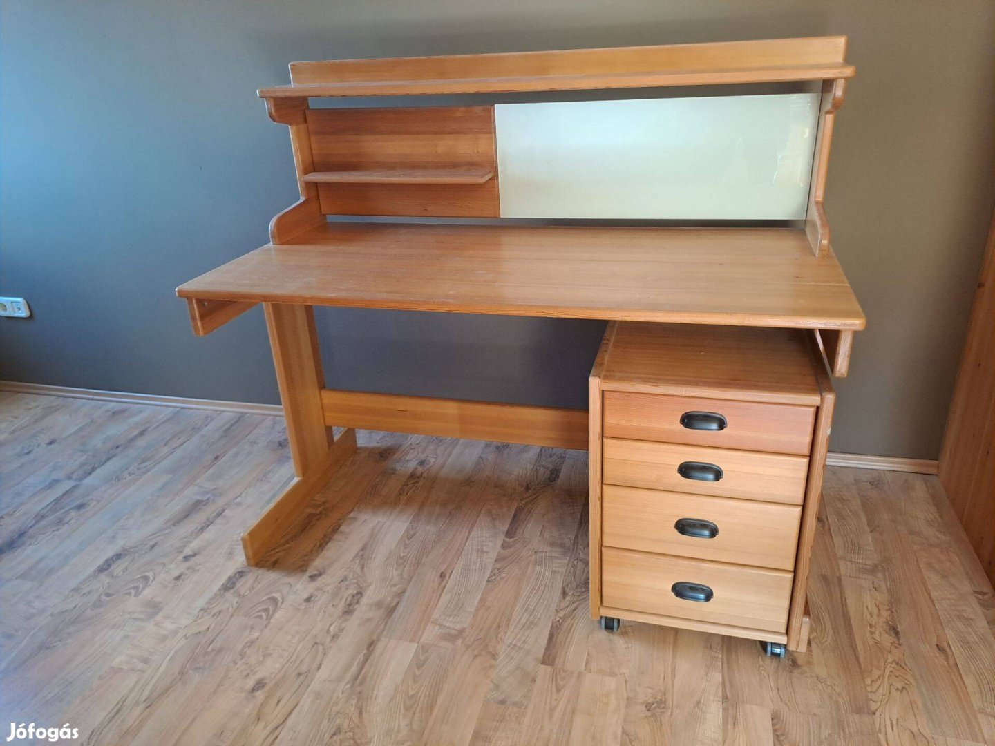 Fenyő íróasztal