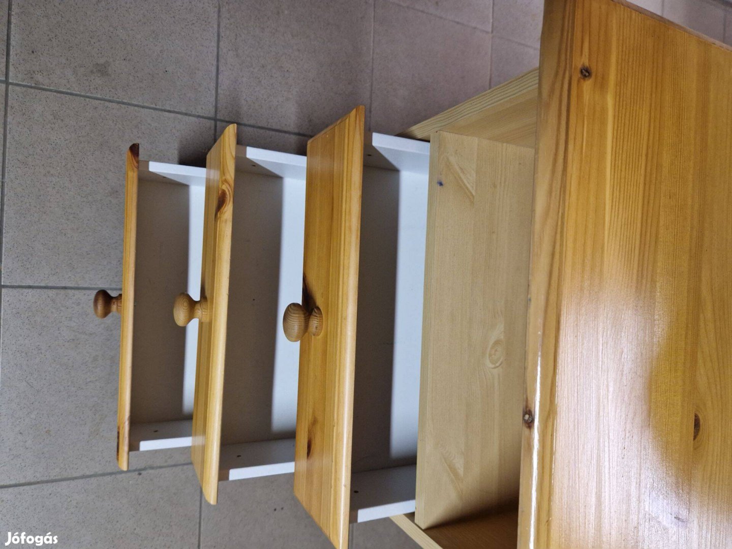 Fenyő íróasztal fiókokkal alig használt