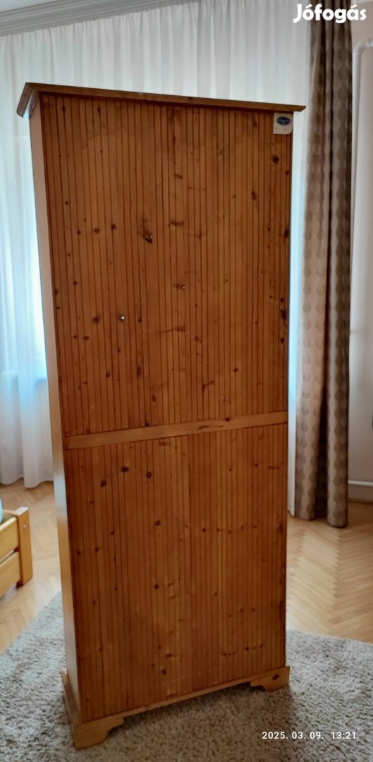 Fenyő könyvespolc.