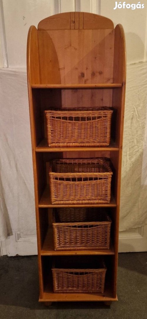 Fenyő polc rattan kosarakkal.