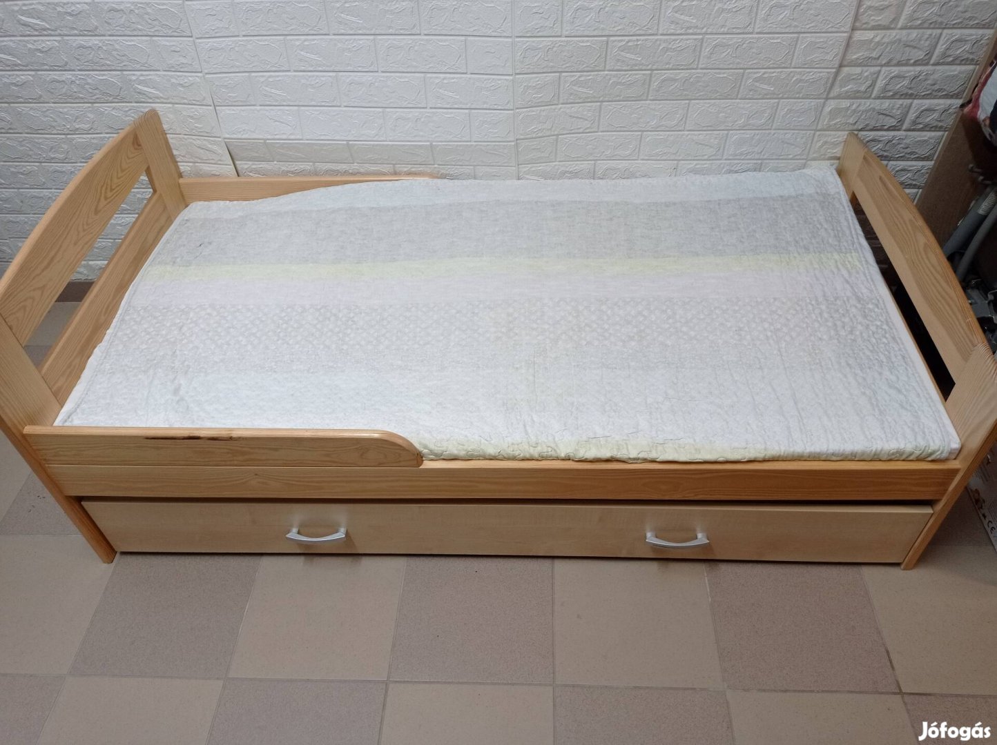 Fenyőágy ágyneműtartós matraccal