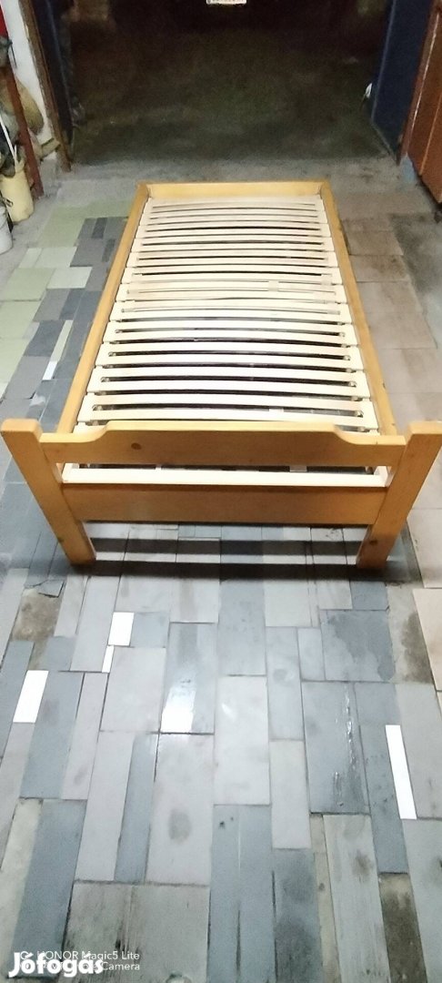 Fenyőfa ágy eladó
