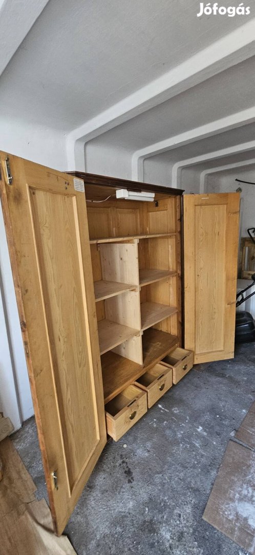 Fenyőfa bútorok keresik új otthont keresnek