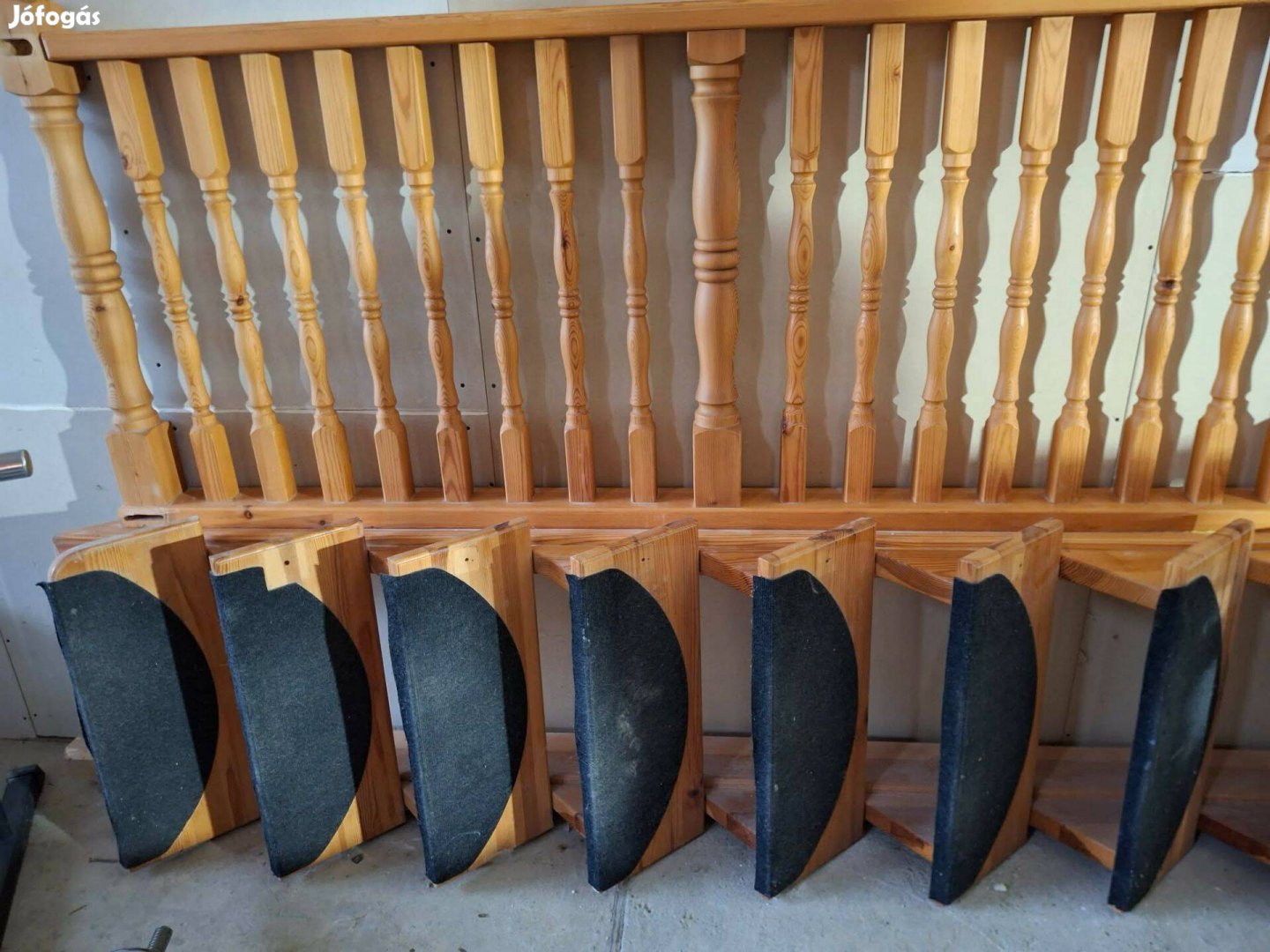 Fenyőfa lépcső és korlát eladó