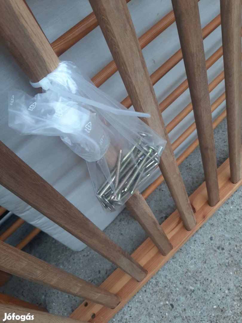 Fenyőgyermekágy,hagyományos stilusú,szép állapotban,eladó.