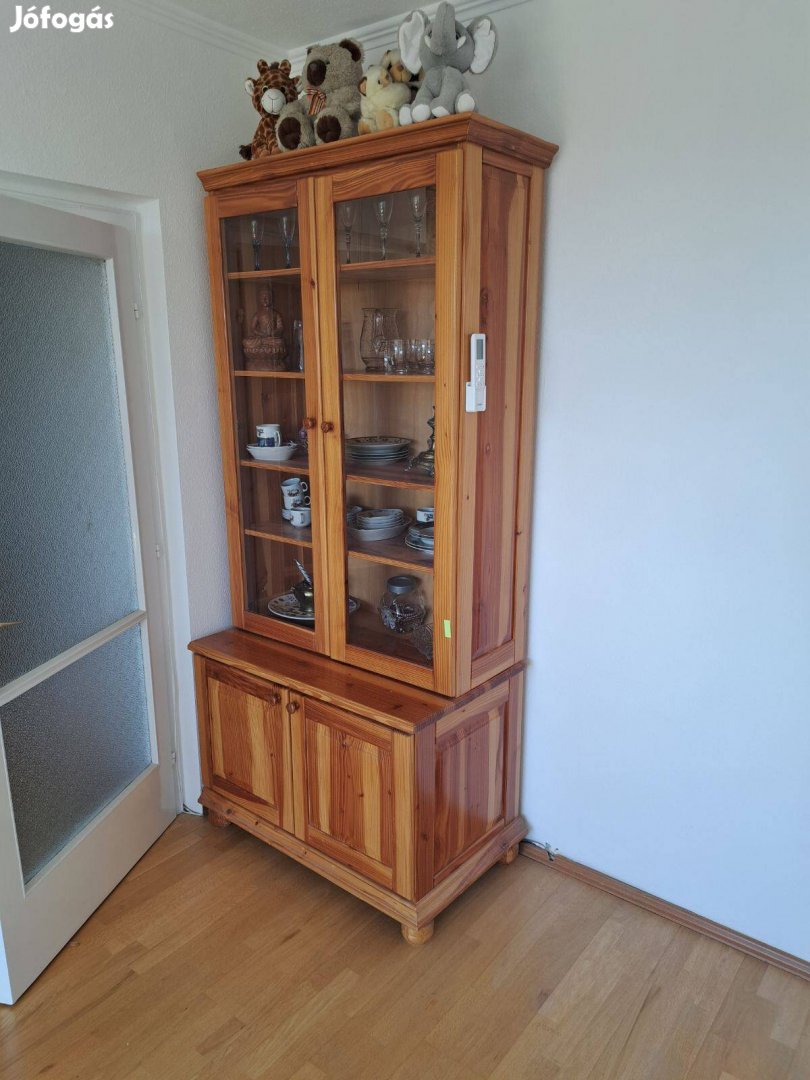 Fenyőszekrény vitrines