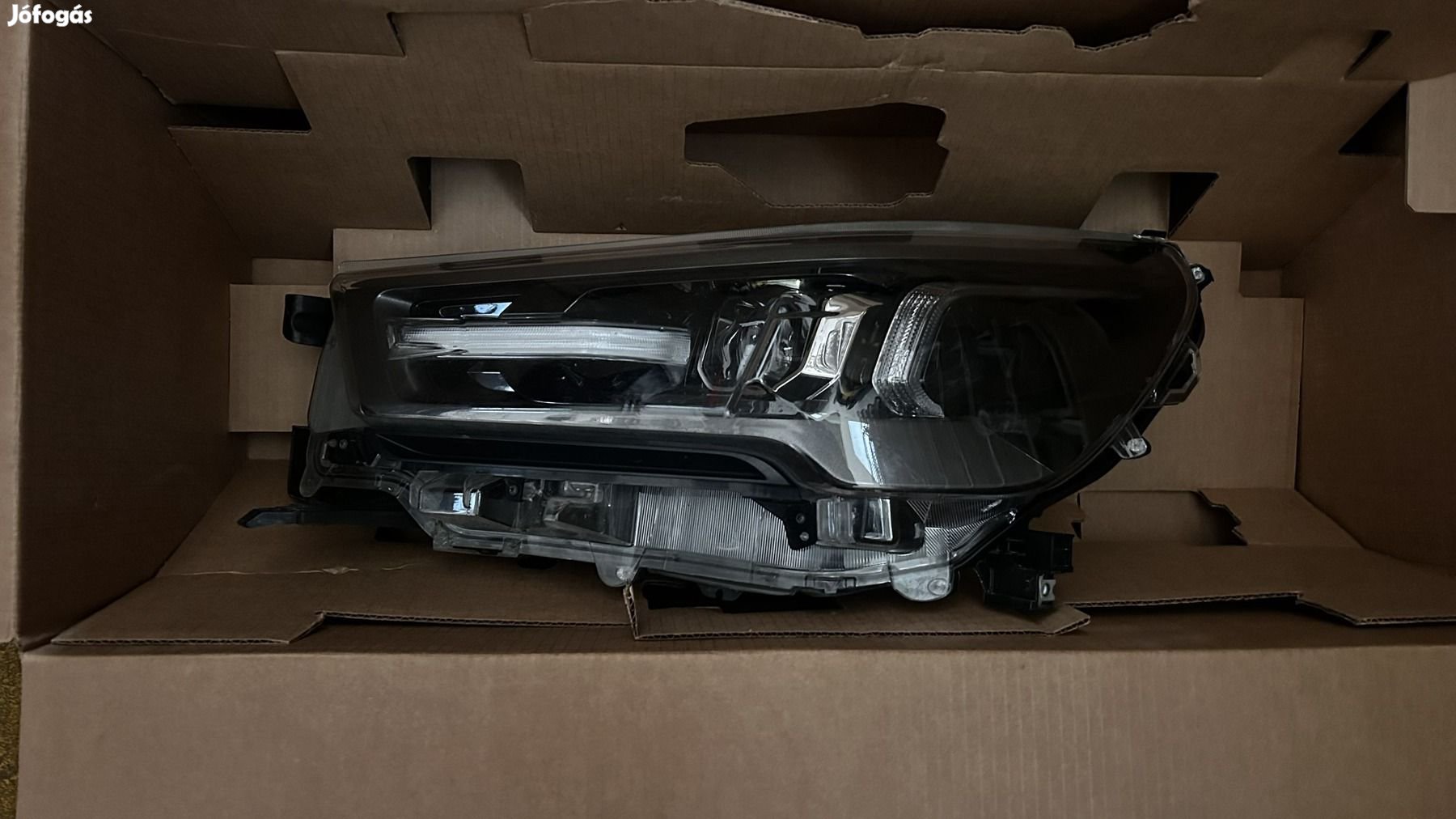 Fényszoró bal első hilux 2023-2024 81150YP431 eladó
