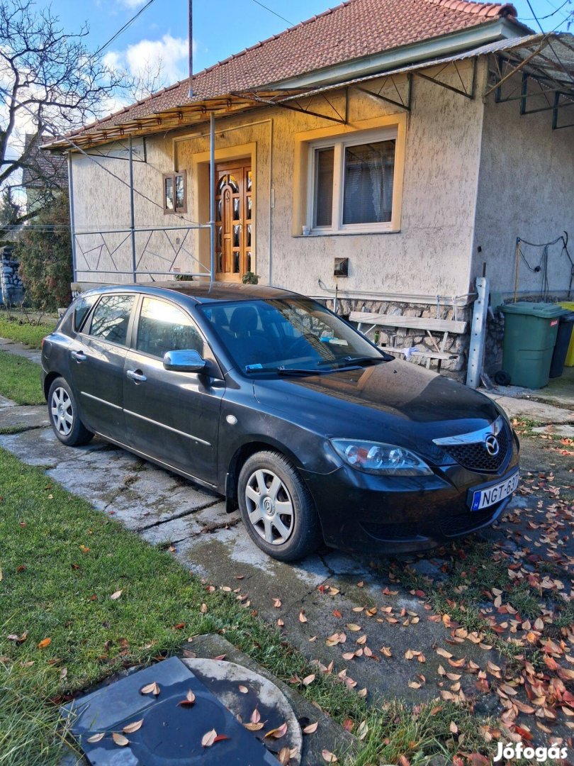 Ferdehátú Mazda 3