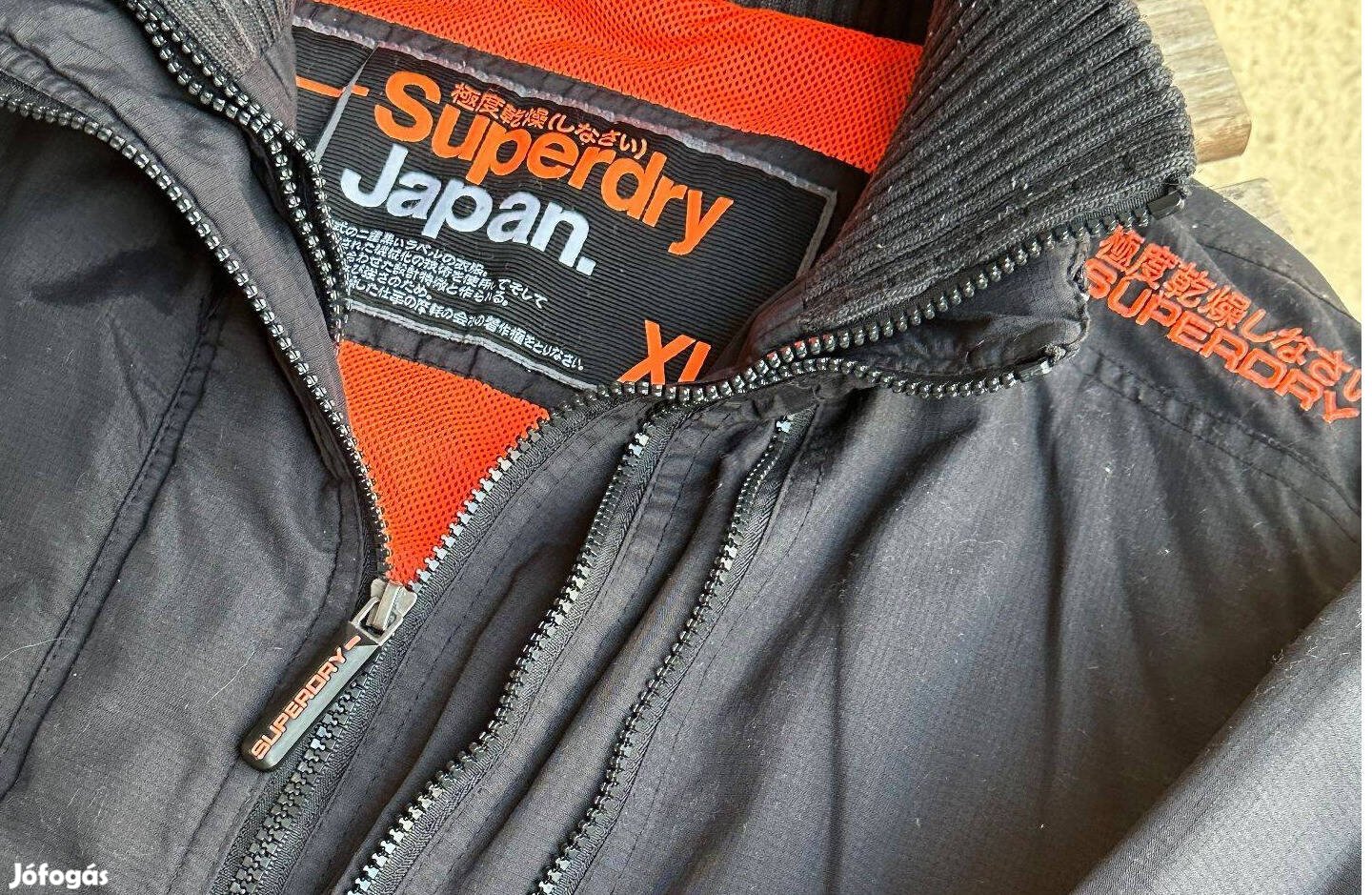 Férfi 3 cipzáros fekete kabát,M-L-es méretben (Superdry)