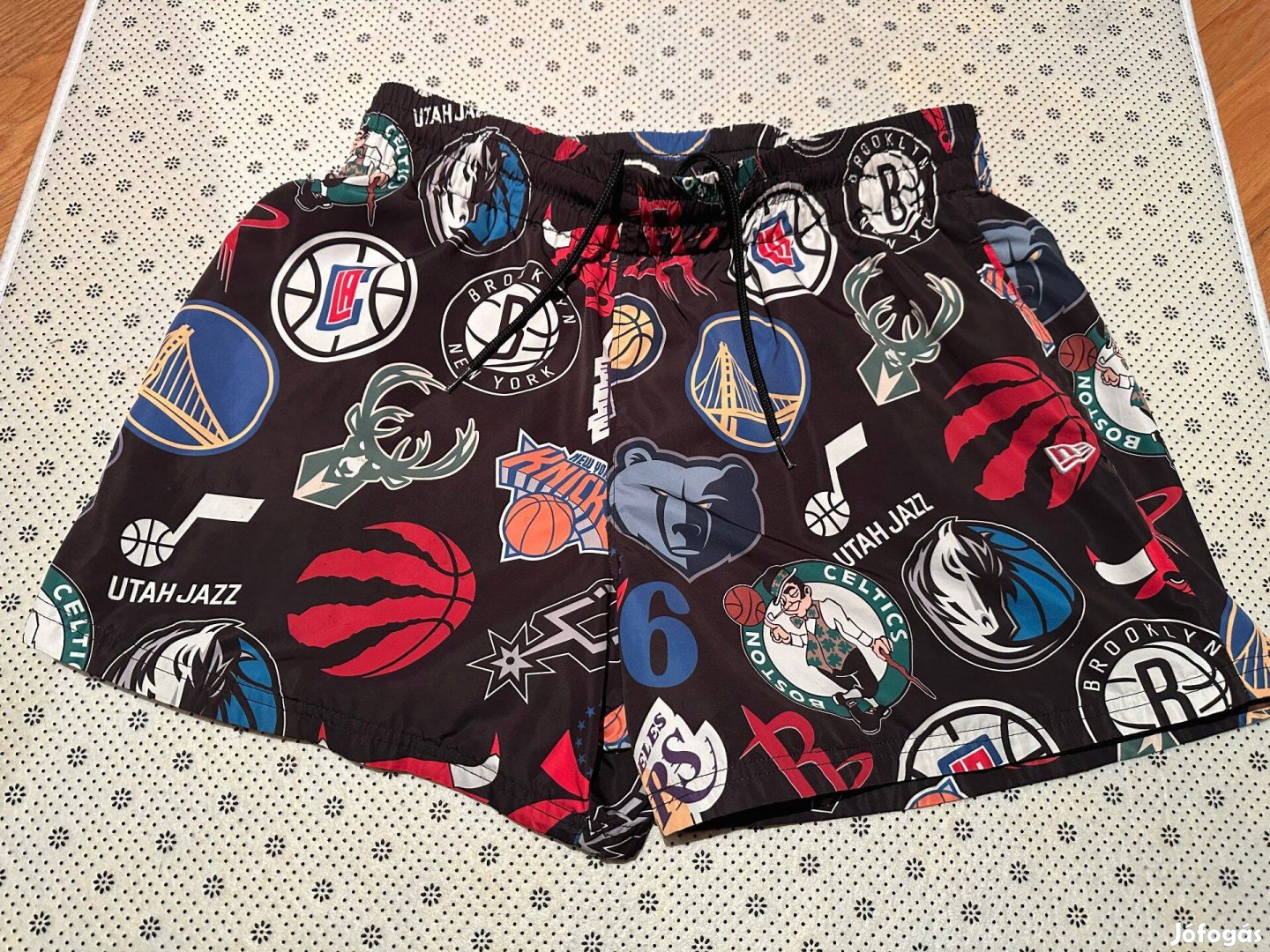 Férfi New Era NBA rövidnadrág (L-es méretben)