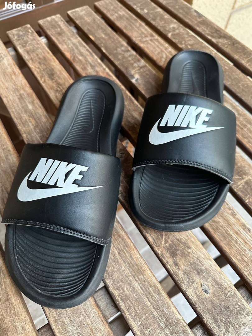 Férfi Nike Papucs (45-ös méretben)