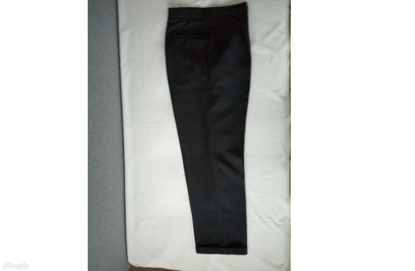 Férfi fekete műszálas szövet alkalmi nadrág, pantallós.40-42