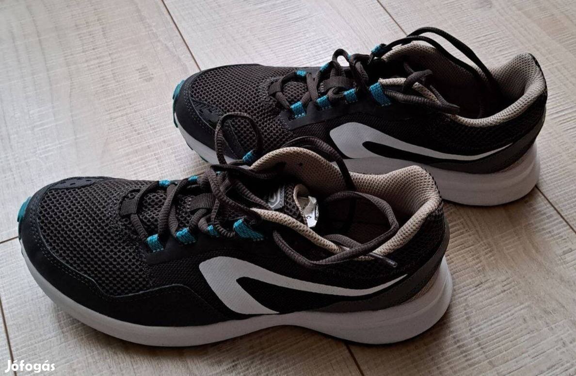 Férfifiú sportcipő 40-es méret