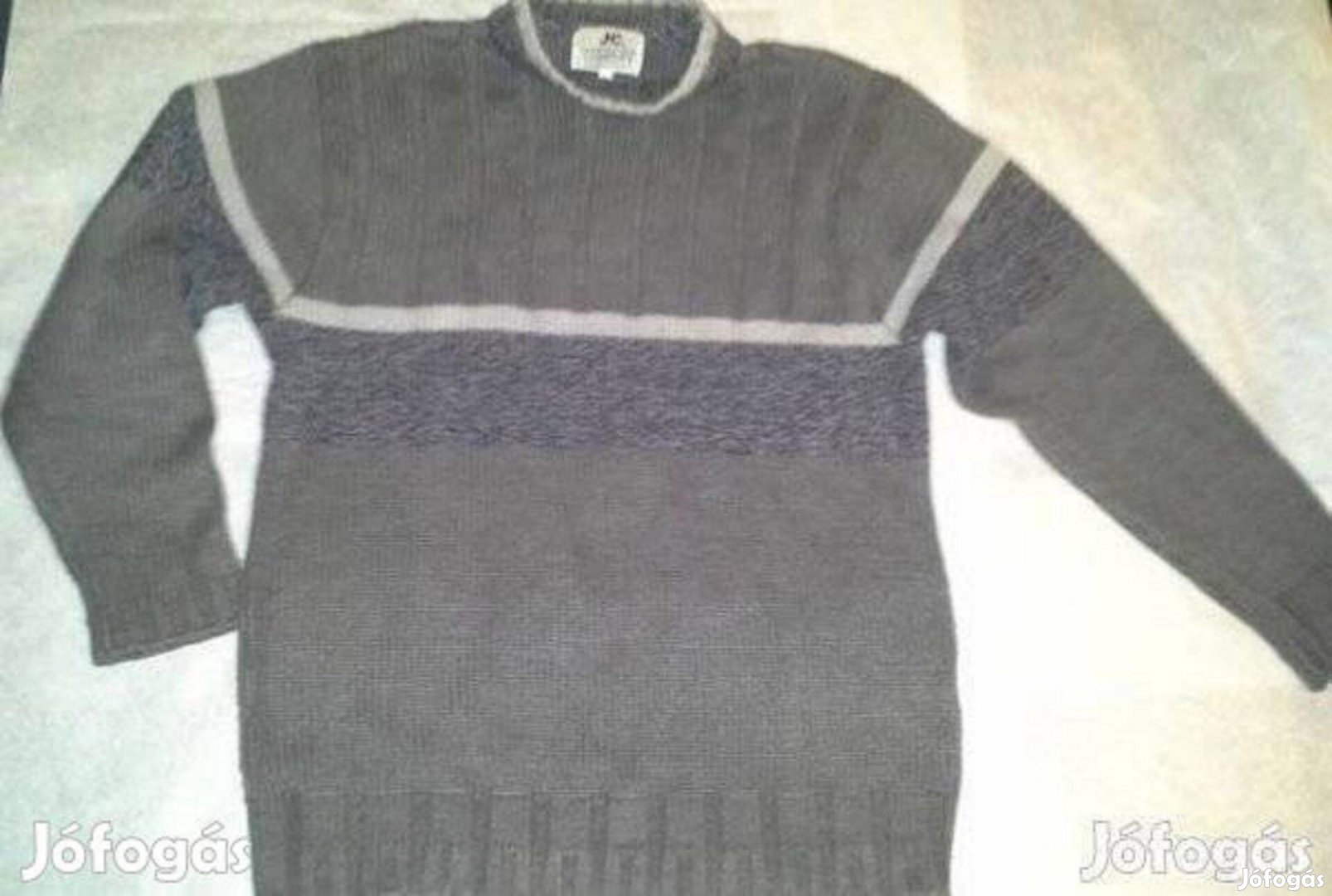 Férfi kötött pulóver, sötét színű.L-es méretben