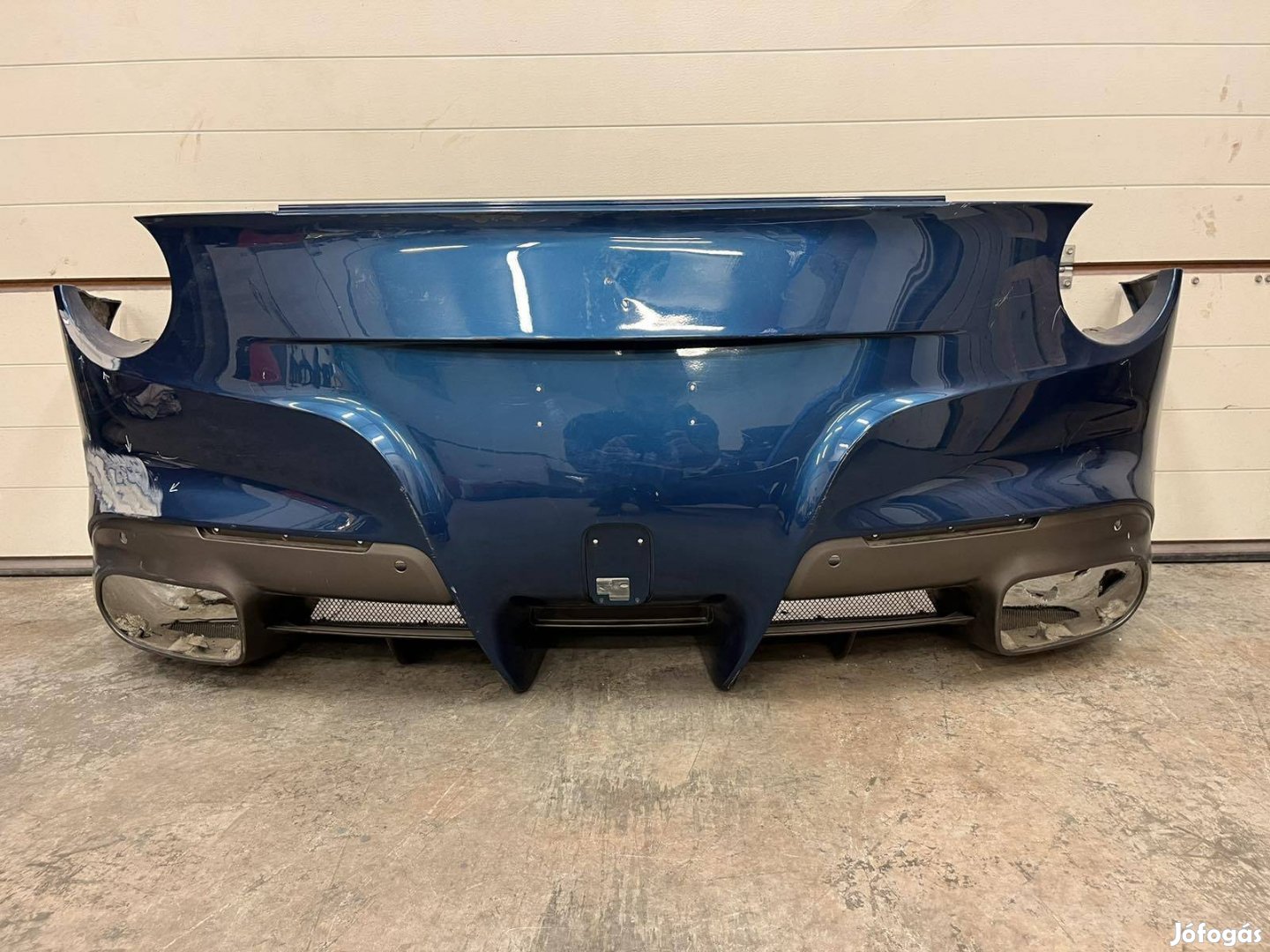 Ferrari F12 Berlinetta hátsó lökhárító lökő 084358900 kép