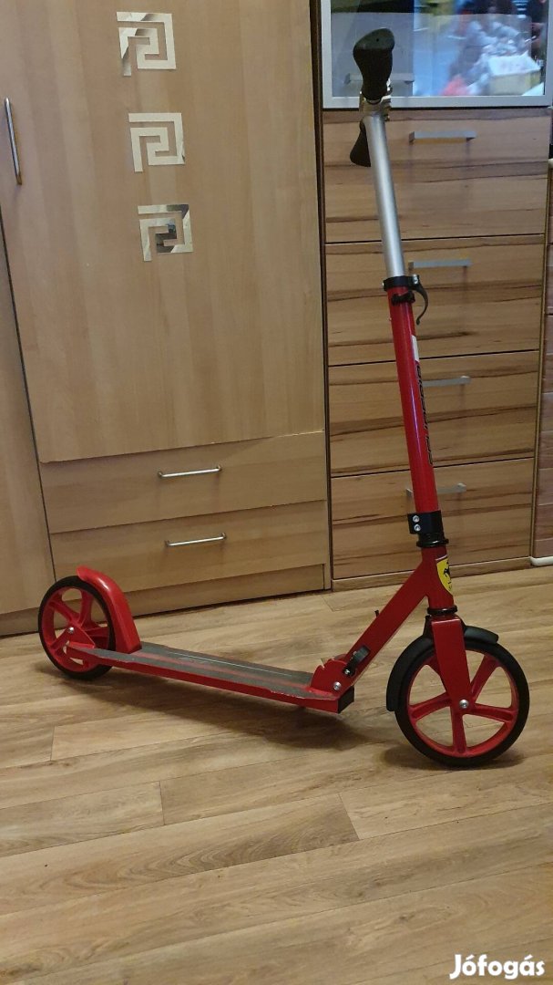 Ferrari roller felnőttnek is 145-185cm magasnak is jó