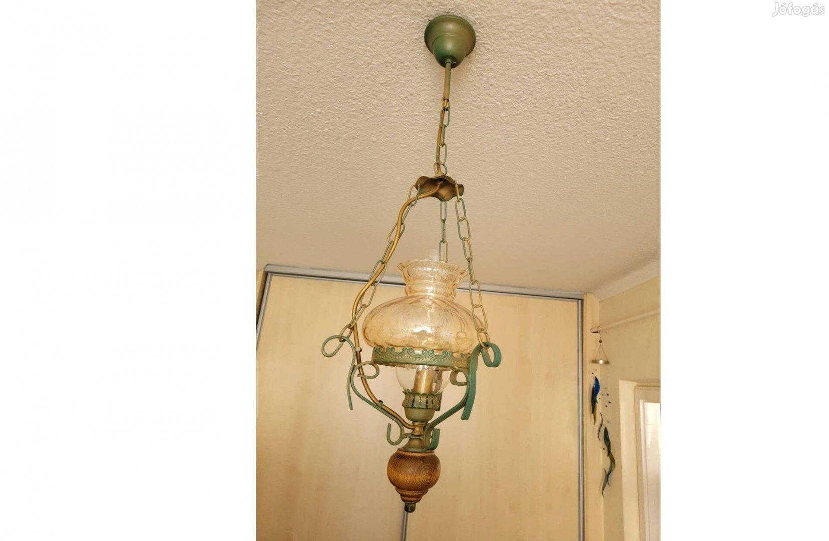 Festett, antikolt, kovácsoltvas, mézszínű üvegbúrás,