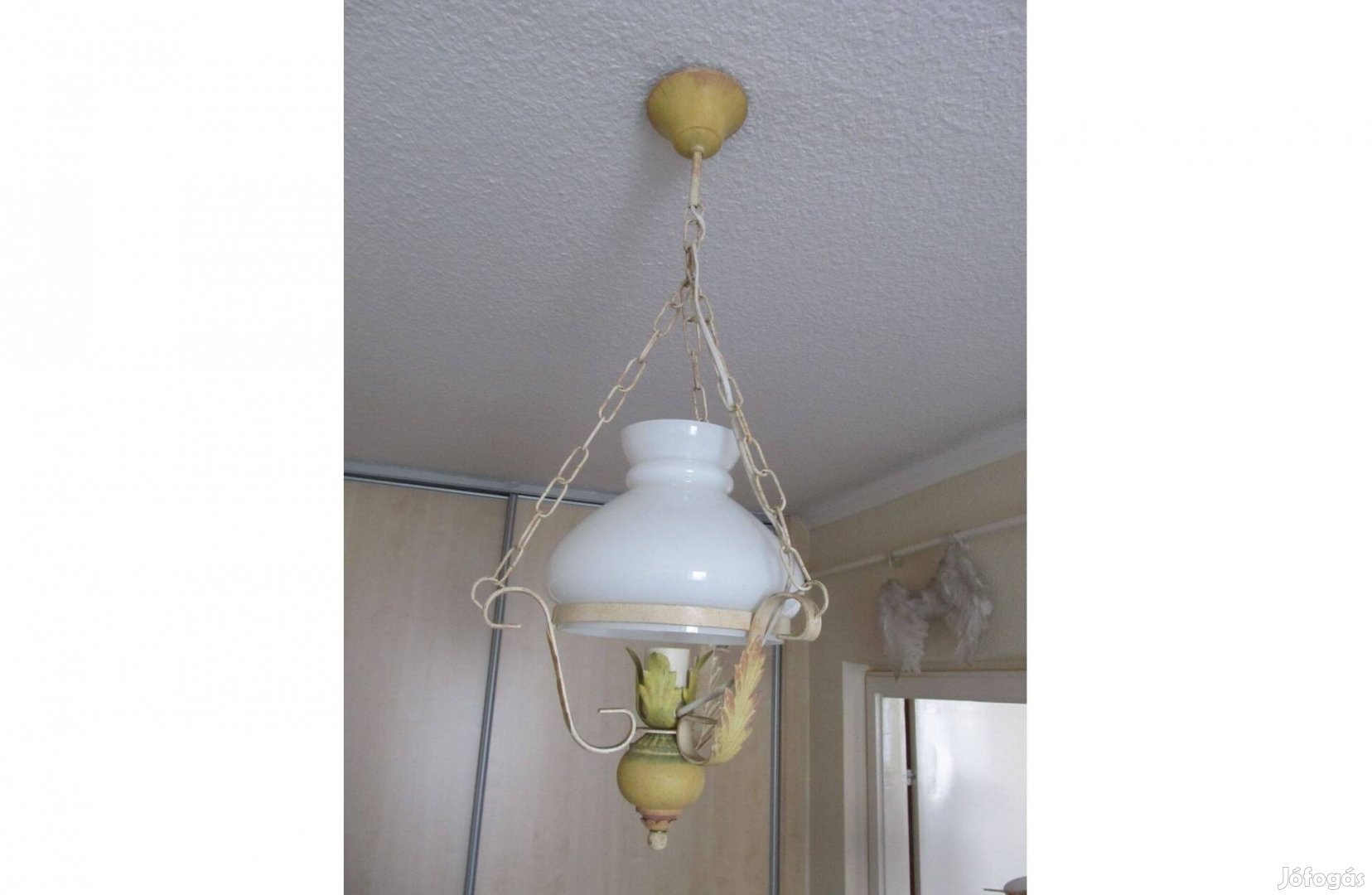 Festett, kovácsoltvas, tejüveg búrás lüszter jellegű lámpa