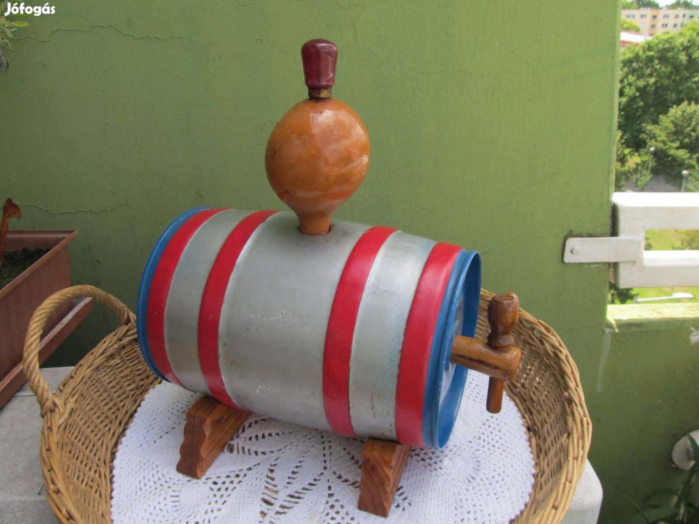 Festett alu kis hordó fa talpon