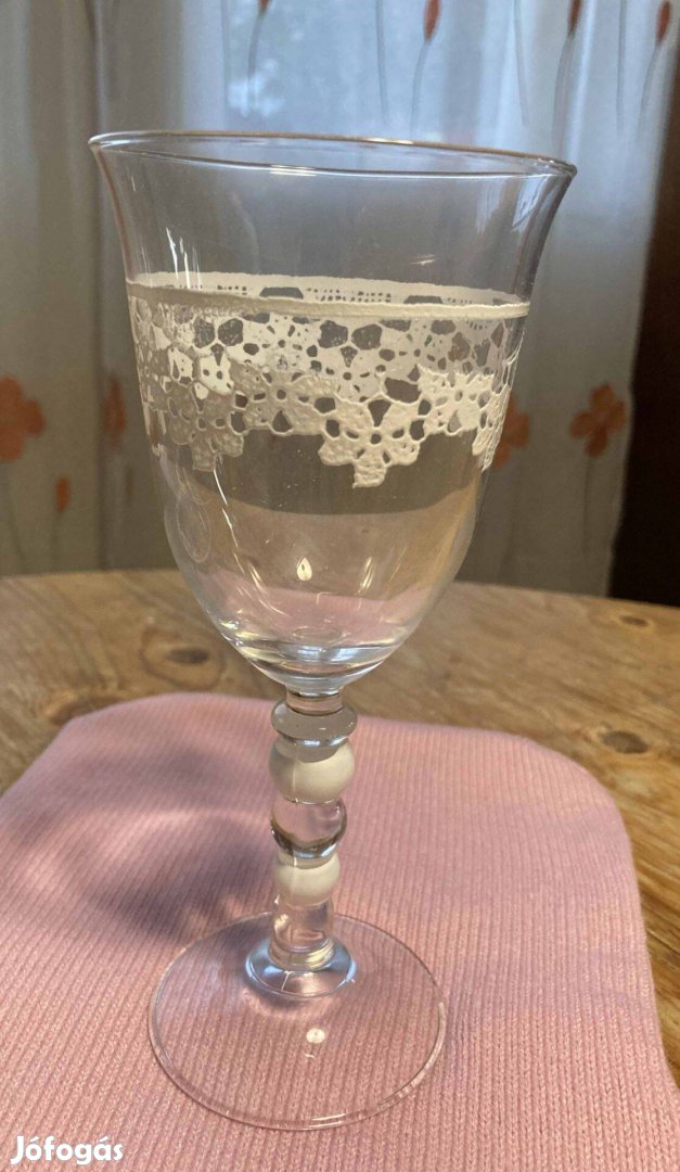 Festett díszes borospohár