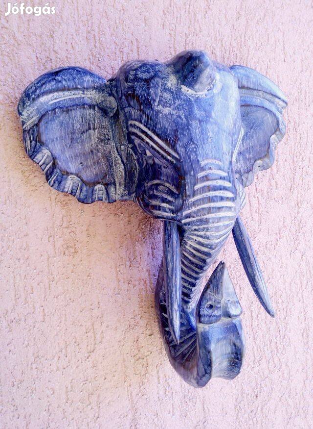 Festett elefántfej faragott faszobor Indonéziából. Falra akasztható de