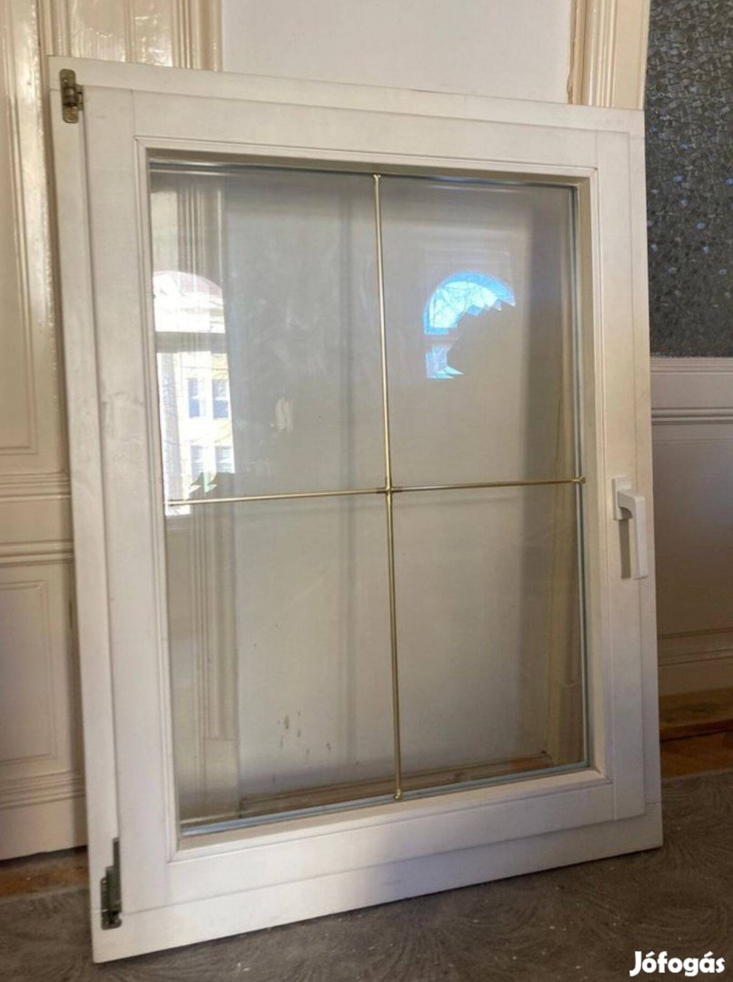 Festett fehér ablak, hőszigetelt üvegezéssel, vasalatokkal - Új!