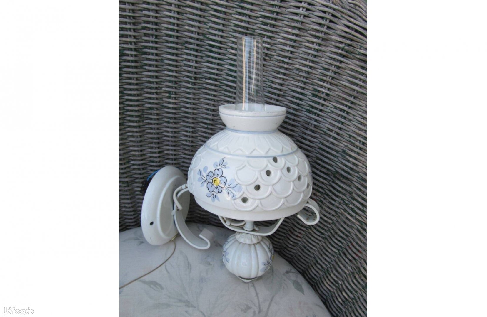 Festett fehér kovácsoltvas, majolika gombos, búrás falilámpa