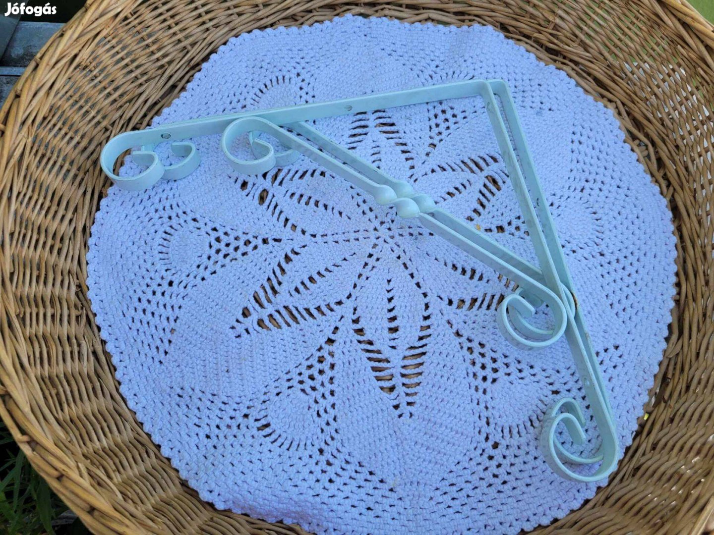 Festett fém polckonzol pár