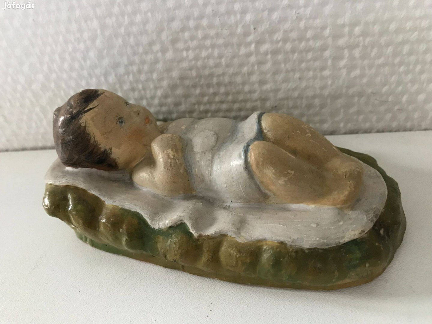 Festett kerámia alvó baba kisplasztika